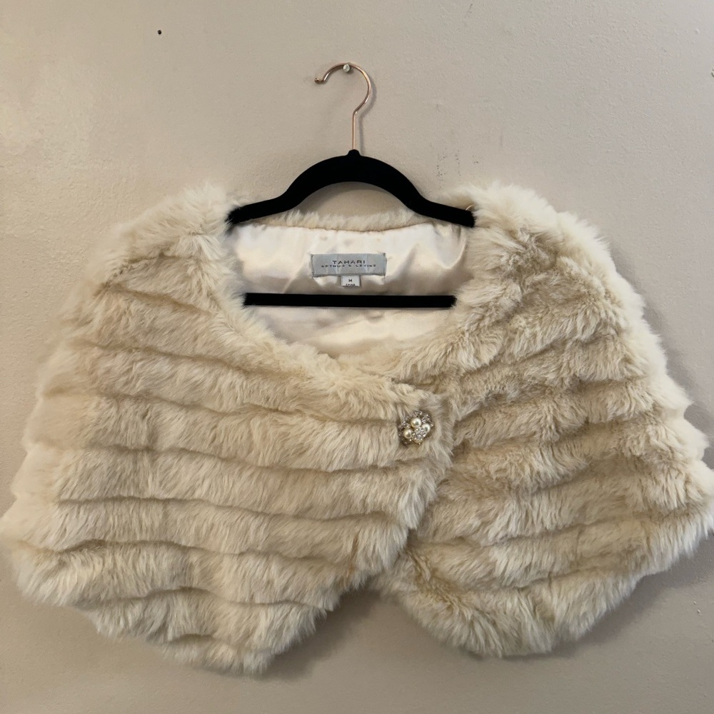 Tahari, Arthur S Levine, ivory fur shawl NWOT, perfect for prom or wedding, M